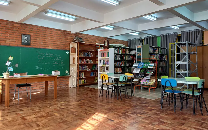 Biblioteca de escola da rede pública no RS