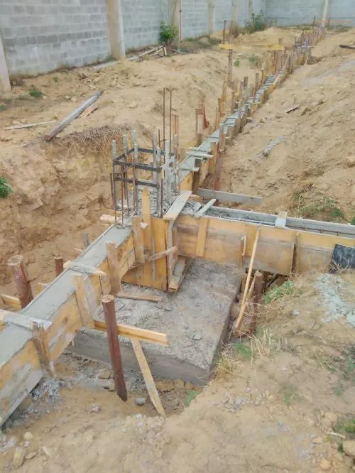Início da fixação de fundação em terreno industrial