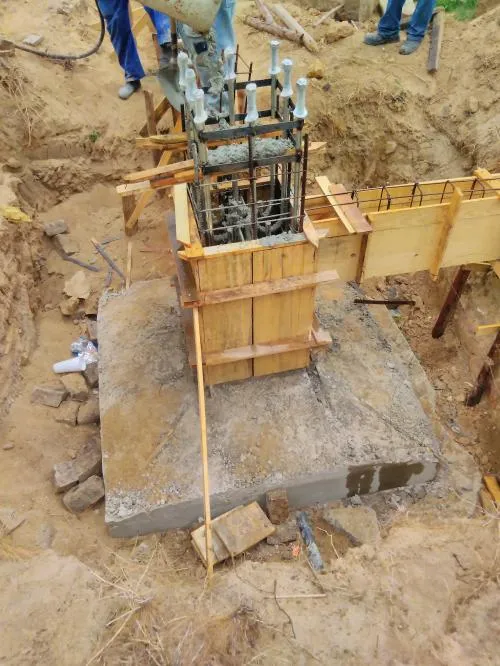 Trabalho de concretagem da fundação no terreno industrial