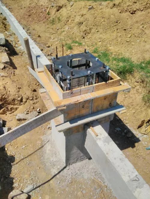 Proceso de concretagem da fundação em andamento