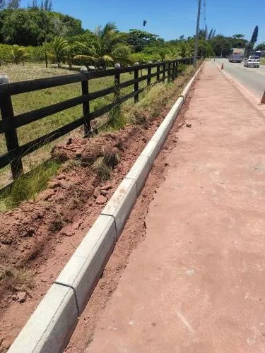 Lateral da BR 356 com meio-fio instalado