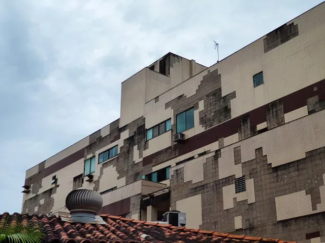 Fachada de prédio danificada