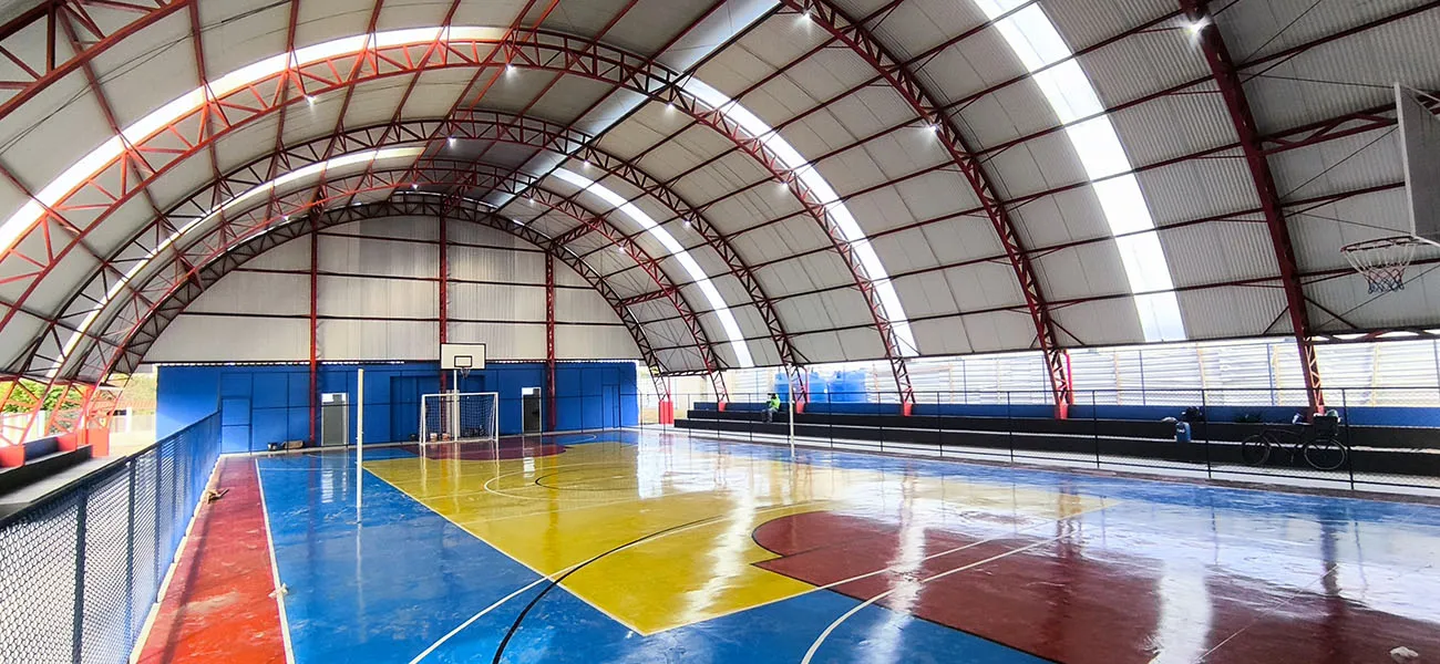 Interior da quadra: entrada dos vestiários ao fundo
