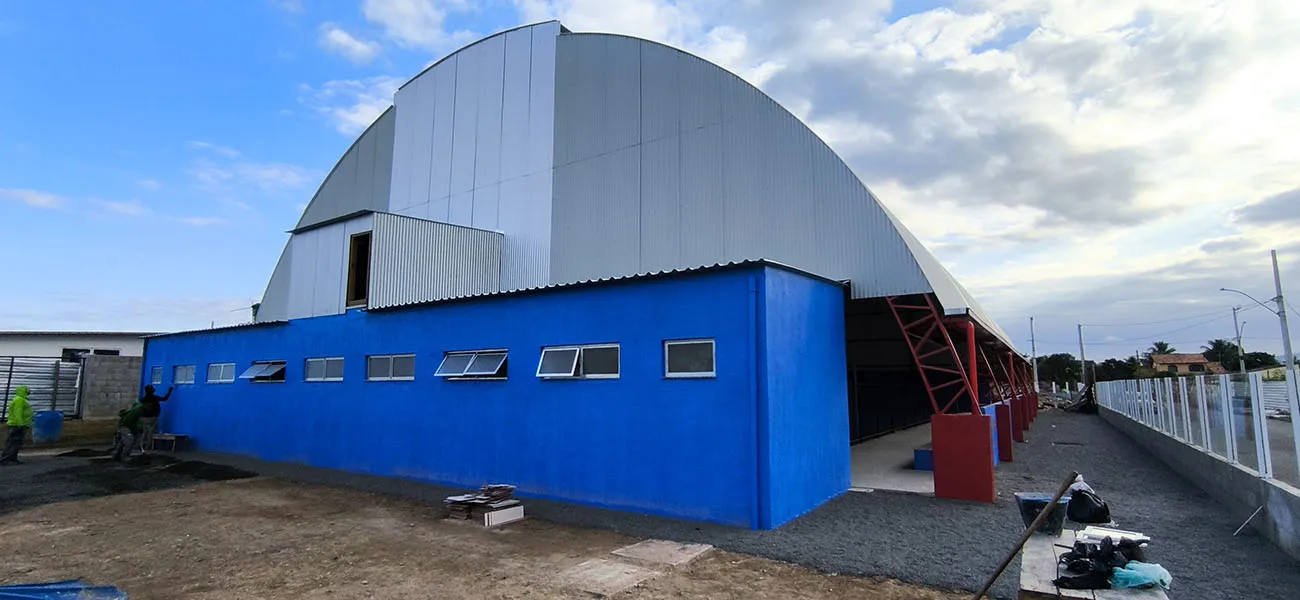 Vista externa, com janelas dos vestiários