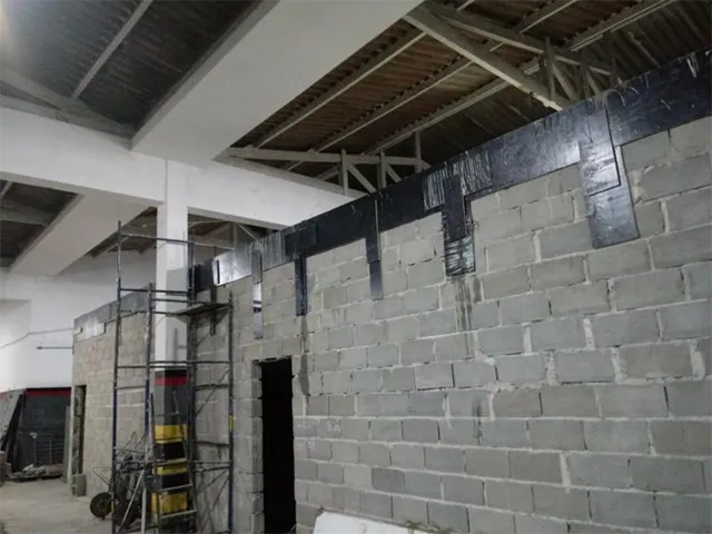Fase de acabamento: obra em transportadora